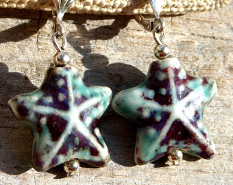 Boucles d'oreilles avec étoiles de mer en porcelaine et coquillages en argent