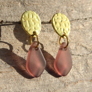 Stud earrings with sea glass in old pink and gold-coloured studs