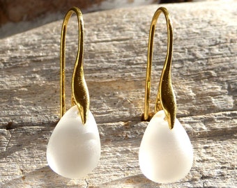 Boucles d'oreilles avec gouttes en verre blanc et crochets d'oreilles dorés