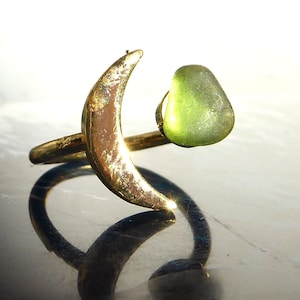 Maan-aarde ring met groen zeeglas, goudkleurig