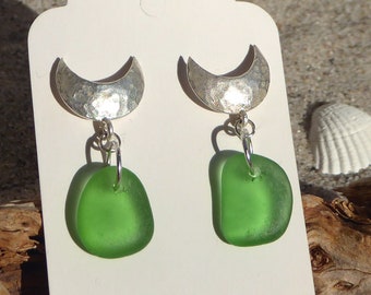 Boucles d'oreilles clous avec verre de mer vert et clous demi-lune argentés