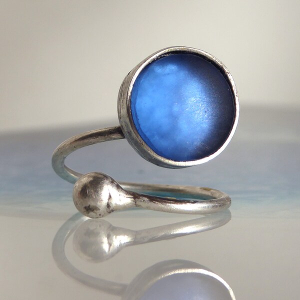 Bague wrap avec verre de mer bleu et boule argentée