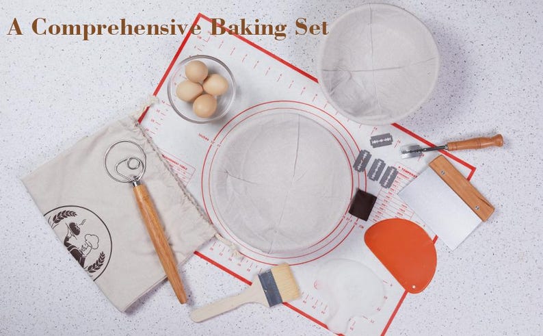 Puede incluir: Un juego de reposter&iacute;a completo con un bol de masa blanco, una esp&aacute;tula de silicona roja, una esp&aacute;tula de masa de madera, una bolsa de lona blanca con un batidor de masa, una estera redonda de lona blanca y tres huevos marrones en un bol transparente.