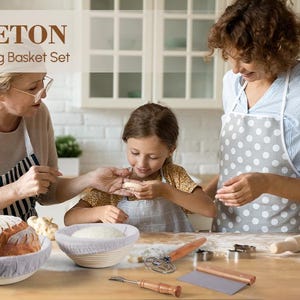 Puede incluir: Un juego de dos cestas de fermentaci&oacute;n redondas con forros de lino blanco. Las cestas est&aacute;n hechas de rat&aacute;n natural y se utilizan para dar forma y hacer crecer la masa de pan. Las cestas se muestran en una encimera de cocina con un rodillo, una rasqueta para masa y un batidor de masa.