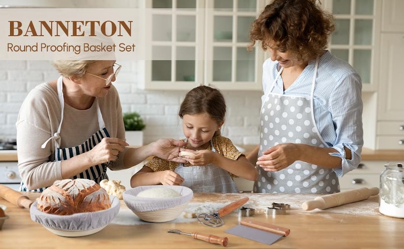 Puede incluir: Un juego de dos cestas de fermentaci&oacute;n redondas con forros de lino blanco. Las cestas est&aacute;n hechas de rat&aacute;n natural y se utilizan para dar forma y hacer crecer la masa de pan. Las cestas se muestran en una encimera de cocina con un rodillo, una rasqueta para masa y un batidor de masa.