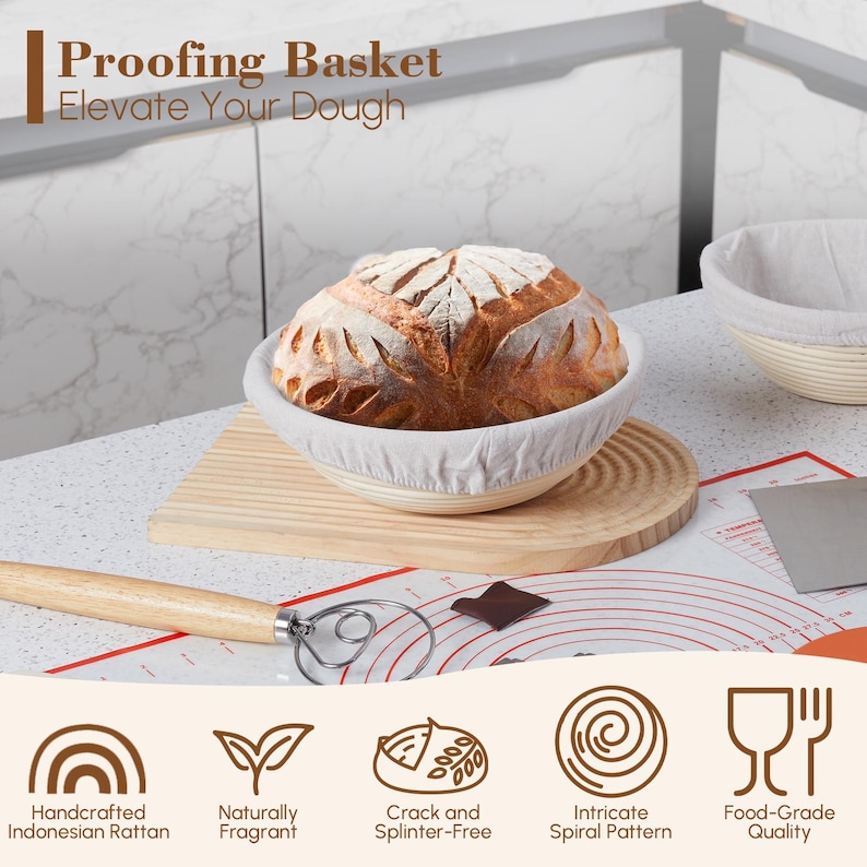Puede incluir: Un cesto de fermentaci&oacute;n redondo de rat&aacute;n natural con un forro de lino blanco. Una hogaza de pan est&aacute; dentro del cesto, apoyada en una tabla de cortar de madera. El texto "Proofing Basket Elevate Your Dough" est&aacute; en la parte superior de la imagen.