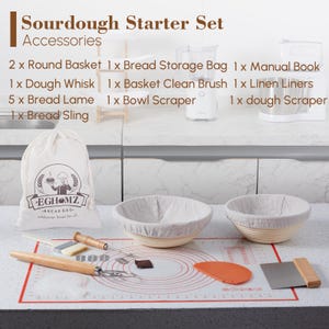 Puede incluir: Conjunto de inicio de masa madre con una bolsa de pan de lino blanco, dos cestas de pan de mimbre redondas, una cuchilla de pan de madera, un raspador de masa de metal, una estera de horneado de silicona y un cepillo de madera. El conjunto tambi&eacute;n incluye un libro de instrucciones, un cepillo de limpieza para cestas y forros de lino.