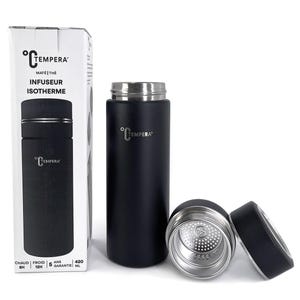 May include: Black insulated travel mug with a silver lid and a removable infuser. The mug has the text "°C TEMPERA" and "MATE | THÉ INFUSEUR ISOTHERME" printed on it. The mug is designed to keep drinks hot for 8 hours and cold for 12 hours. It holds 420 ml.