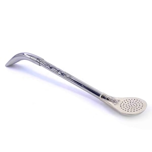 Peut inclure: Une bombilla en acier inoxydable pour yerba maté, avec un embout incurvé et un filtre perforé en forme de cuillère. La tige est ornée de motifs floraux gravés. Le filtre porte l'inscription "ALPACA".