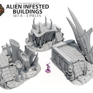 Könnte beinhalten: Drei graue, von Außerirdischen befallene Gebäudemodelle. Die Gebäude sind teilweise zerstört, mit organischen, stacheligen Auswüchsen. Der Text lautet "ALIEN INFESTED BUILDINGS SET A - 3 PIECES". Eine kleine, lila Figur ist enthalten.