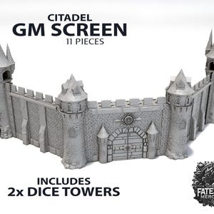 Könnte beinhalten: Ein grauer, 11-teiliger Citadel GM-Bildschirm in Form einer Burgmauer mit zwei Türmen und einem Tor. Der Bildschirm enthält 2 Würfeltürme. Der Text "Citadel GM Screen 11 Pieces" befindet sich oben im Bild. Der Text "Includes 2x Dice Towers" befindet sich unten im Bild. Der Text "Licensed Fatesend Merchant" befindet sich in einem Kreis unten rechts im Bild.