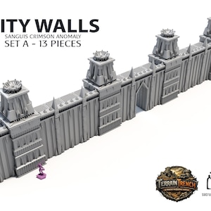 Può includere: Un set di mura cittadine in miniatura grigie, etichettato "City Walls" con "Sanguis Crimson Anomaly" e "Set A - 13 Pieces". Il muro presenta torri e un arco. Una piccola figura viola è nelle vicinanze. Sono presenti i loghi di "Terrain Trench" e "sacrus mundus".