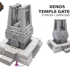 Può includere: Un modello grigio chiaro di Xenos Temple Gate -A, con intricati dettagli architettonici. L'immagine mostra due angolazioni del modello, con il testo "11 PIECES + OPEN LOCKS". È inclusa una miniatura per la scala. Il logo Terrain Trench è in alto a sinistra.
