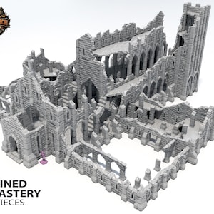 Könnte beinhalten: Graues Modell eines zerstörten Klosters mit detaillierten architektonischen Merkmalen. Die Struktur ist teilweise eingestürzt und weist Bögen und einen Turm auf. Der Text "RUINED MONASTERY 46 PIECES" ist sichtbar.
