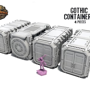 Peut inclure: Quatre conteneurs gothiques gris avec le texte "Gothic Containers 4 Pieces". Les conteneurs présentent un design industriel détaillé, avec des portes, des panneaux et des éléments circulaires. Une petite figurine rose se tient devant les conteneurs.