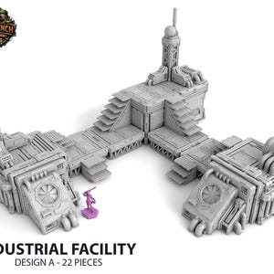 Puede incluir: Maqueta gris de una instalación industrial con múltiples niveles, escaleras y componentes mecánicos detallados. El modelo incluye el texto "INDUSTRIAL FACILITY DESIGN A - 22 PIECES". Una pequeña figura morada se coloca junto al modelo.