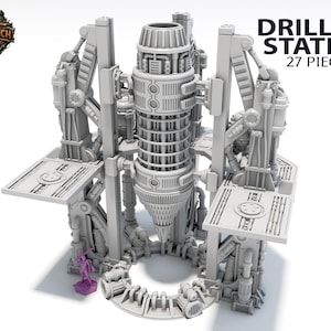 Puede incluir: Modelo de estación de perforación gris, impreso en 3D, con intrincados detalles mecánicos. El modelo presenta una estructura cilíndrica central, plataformas y maquinaria de soporte. El texto "DRILLING STATION 27 PIECES" es visible. Incluye una pequeña figura morada.