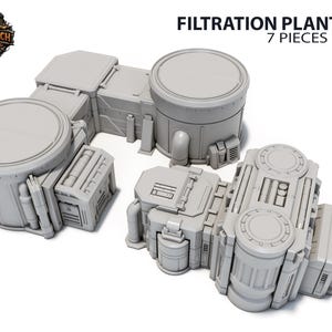 Può includere: Un kit modello di Filtration Plant - A grigio chiaro con 7 pezzi. Il kit include diverse strutture industriali con serbatoi cilindrici, edifici rettangolari e tubi di collegamento. Il logo Terrain Trench è in alto a sinistra.