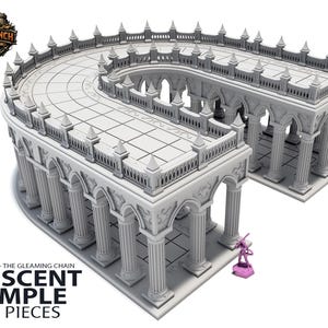 Può includere: Una struttura a tempio a forma di mezzaluna di colore grigio chiaro con una serie di colonne verticali, aperture ad arco e un tetto piano piastrellato con ringhiere decorative. L'oggetto include il testo TerrainTrench, Carnavex - The Gleaming Chain, Crescent Temple, 15 Pieces, e sacrus mundus.