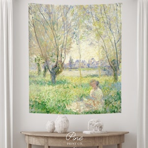 Puede incluir: Un tapiz con una pintura de una mujer sentada en un campo de hierba verde con árboles y un pueblo en el fondo. La pintura está en un estilo que recuerda al impresionismo.