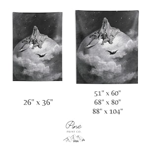 Pu&ograve; includere: Illustrazione in bianco e nero della Morte seduta su un globo con una falce e un corvo che vola sopra. L'immagine &egrave; disponibile in tre dimensioni: 26 pollici per 36 pollici, 51 pollici per 60 pollici e 68 pollici per 80 pollici.