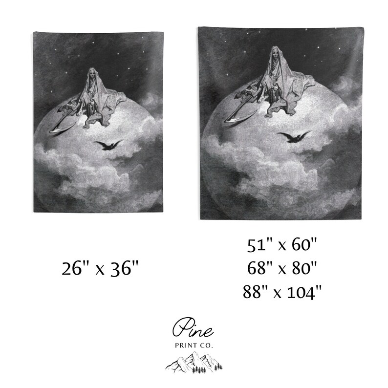 Pu&ograve; includere: Illustrazione in bianco e nero della Morte seduta su un globo con una falce e un corvo che vola sopra. L'immagine &egrave; disponibile in tre dimensioni: 26 pollici per 36 pollici, 51 pollici per 60 pollici e 68 pollici per 80 pollici.