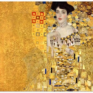 Puede incluir: Un retrato que muestra una figura de cabello oscuro con un vestido adornado con pan de oro, formas geométricas y motivos de ojos. El fondo es una superficie dorada texturizada con patrones circulares y detalles cuadrados en tonos metálicos.
