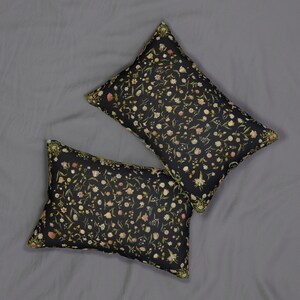 Puede incluir: Dos fundas de almohada negras con un patr&oacute;n floral que presenta peque&ntilde;as flores blancas, rosas y verdes sobre un fondo negro.