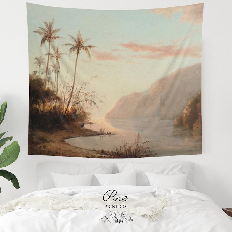 Peut inclure: Une tapisserie repr&eacute;sentant une peinture de paysage d'une rivi&egrave;re traversant une vall&eacute;e avec des palmiers sur la rive. Le ciel est d'un bleu doux avec des nuages roses. L'eau est calme et r&eacute;fl&eacute;chissante. La peinture est de style vintage.