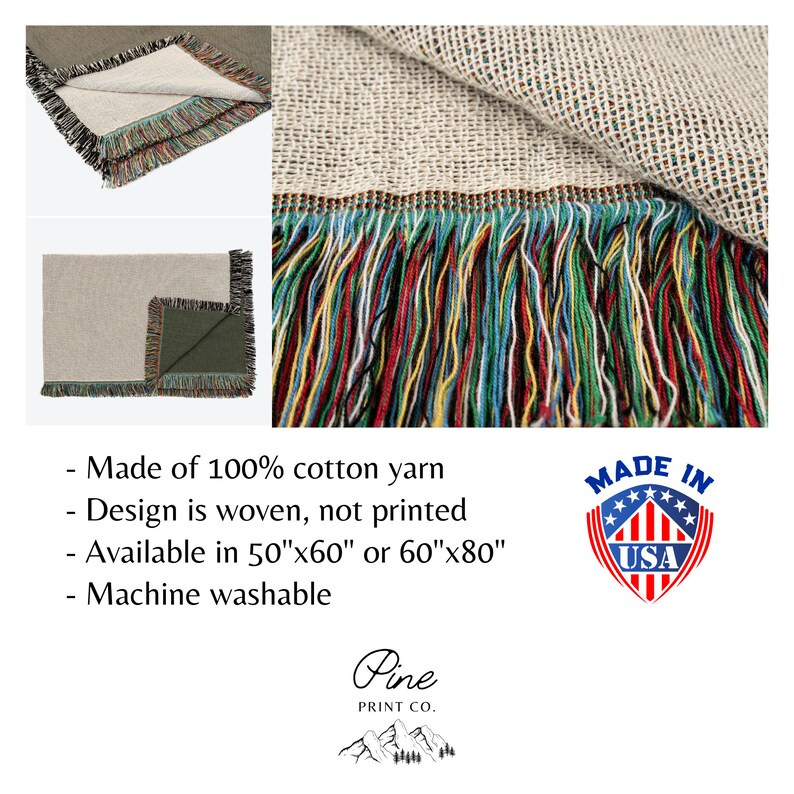 Pode incluir: Uma manta de tecido de algod&atilde;o com franjas coloridas. A manta est&aacute; dispon&iacute;vel em dois tamanhos: 50"x60" ou 60"x80". &Eacute; lav&aacute;vel na m&aacute;quina e feita nos Estados Unidos. O texto "Made in USA" est&aacute; em um escudo vermelho, branco e azul.