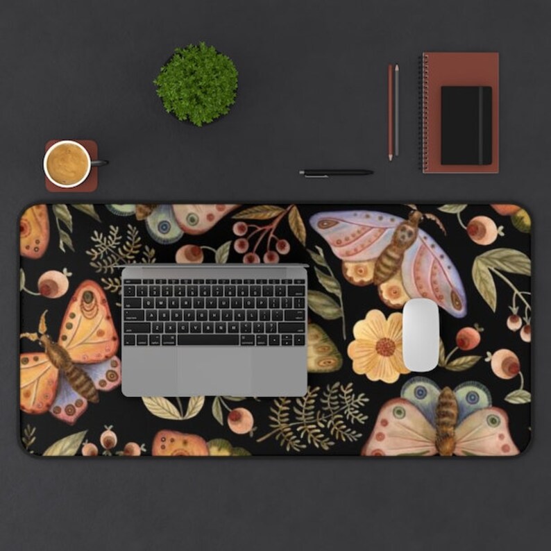 Peut inclure: Un tapis de bureau noir avec un motif r&eacute;p&eacute;titif de papillons color&eacute;s, de fleurs et de baies. Le tapis est d&eacute;cor&eacute; d'un design de style aquarelle.