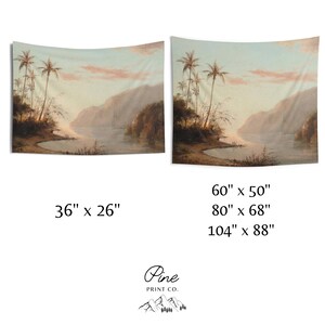 Peut inclure: Une tapisserie repr&eacute;sentant une peinture d'un paysage tropical avec des palmiers, une rivi&egrave;re et des montagnes en arri&egrave;re-plan. Le ciel est d'un rose et d'un bleu doux, et l'eau est d'un bleu calme. La tapisserie est disponible en trois tailles&nbsp;: 36&nbsp;pouces sur 26&nbsp;pouces, 60&nbsp;pouces sur 50&nbsp;pouces, 80&nbsp;pouces sur 68&nbsp;pouces et 104&nbsp;pouces sur 88&nbsp;pouces.