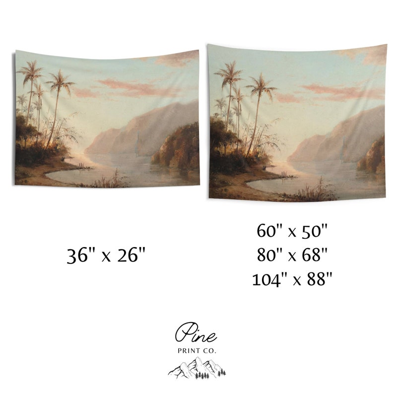Peut inclure: Une tapisserie repr&eacute;sentant une peinture d'un paysage tropical avec des palmiers, une rivi&egrave;re et des montagnes en arri&egrave;re-plan. Le ciel est d'un rose et d'un bleu doux, et l'eau est d'un bleu calme. La tapisserie est disponible en trois tailles&nbsp;: 36&nbsp;pouces sur 26&nbsp;pouces, 60&nbsp;pouces sur 50&nbsp;pouces, 80&nbsp;pouces sur 68&nbsp;pouces et 104&nbsp;pouces sur 88&nbsp;pouces.