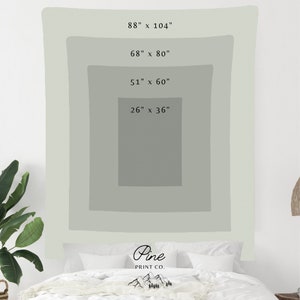 Pu&ograve; includere: Un arazzo verde con quattro diverse opzioni di dimensioni mostrate su un letto. L'arazzo ha uno sfondo verde chiaro con quadrati verde scuro che mostrano le diverse dimensioni. Il testo sull'arazzo recita "88" x 104", "68" x 80", "51" x 60" e "26" x 36". Il testo "Pine Print Co." &egrave; visualizzato nella parte inferiore dell'arazzo.