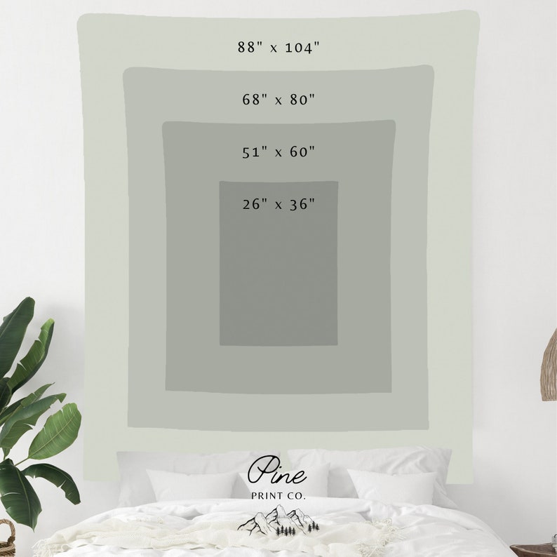 Pu&ograve; includere: Un arazzo verde con quattro diverse opzioni di dimensioni mostrate su un letto. L'arazzo ha uno sfondo verde chiaro con quadrati verde scuro che mostrano le diverse dimensioni. Il testo sull'arazzo recita "88" x 104", "68" x 80", "51" x 60" e "26" x 36". Il testo "Pine Print Co." &egrave; visualizzato nella parte inferiore dell'arazzo.