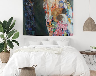 Puede incluir: Un gran tapiz de pared rectangular que presenta la pintura Muerte y Vida de Gustav Klimt. La obra muestra una figura oscura y esquelética a la izquierda y un grupo colorido y estampado de figuras humanas que representan la vida a la derecha.
