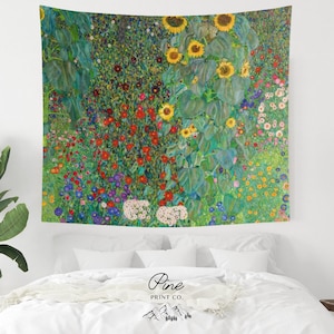 Peut inclure: Une tapisserie murale rectangulaire représentant une scène de jardin de style impressionniste vibrante avec de grands tournesols jaunes, des grappes de petites fleurs rouges, violettes et blanches, et un feuillage vert luxuriant.