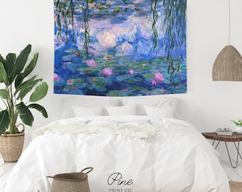 Könnte beinhalten: Ein rechteckiger Wandteppich mit einem impressionistischen Gemälde eines Seerosenteichs, bei dem Trauerweidenzweige von oben herabhängen. Das Kunstwerk zeigt Blau-, Lila- und Grüntöne mit rosa Seerosenblüten, die über das Bild verteilt sind.
