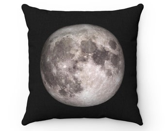 Op de afbeelding: Een zwart kussen met een full-color afbeelding van de maan in het midden.