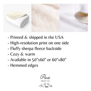 Puede incluir: Manta de sherpa blanca con un dise&ntilde;o impreso blanco. La manta est&aacute; doblada en tres partes y muestra el sherpa en la parte posterior. La manta est&aacute; disponible en dos tama&ntilde;os: 50"x60" o 60"x80".