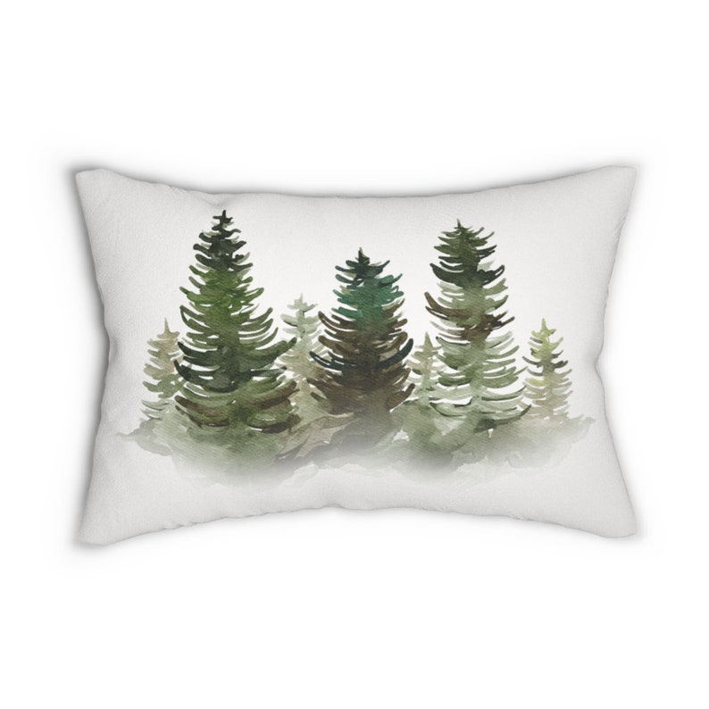 Puede incluir: Un coj&iacute;n decorativo rectangular con una pintura de acuarela de un bosque de &aacute;rboles de hoja perenne en tonos verdes y marrones. Los &aacute;rboles se colocan sobre un fondo blanco, creando un dise&ntilde;o sereno inspirado en la naturaleza.