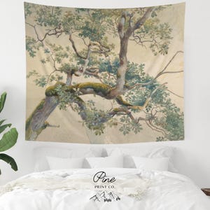 Peut inclure: Une tapisserie murale rectangulaire présentant une illustration détaillée de style aquarelle d'un grand arbre noueux avec des branches moussues et des feuilles vertes sur un fond beige clair. L'œuvre montre des textures d'écorce complexes.
