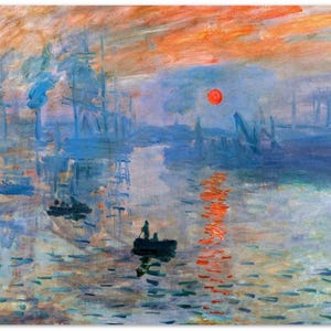 Könnte beinhalten: Ein Ölgemälde, das einen Hafen bei Sonnenaufgang zeigt, mit einer leuchtend orangefarbenen Sonne, die sich im Wasser spiegelt. Silhouetten kleiner Boote mit Figuren sind im Vordergrund zu sehen, während im Hintergrund blaue Kräne erscheinen.