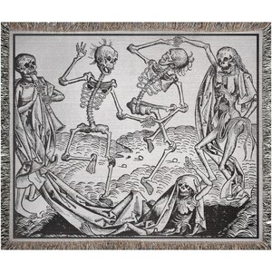 Könnte beinhalten: Eine gewebte Wurfadecke mit einer Schwarz-Weiß-Illustration von tanzenden Skeletten. Das Kunstwerk zeigt mehrere Skelette in verschiedenen Posen, mit detaillierten Schattierungen und einem strukturierten Hintergrund. Die Decke hat einen Fransenrand.