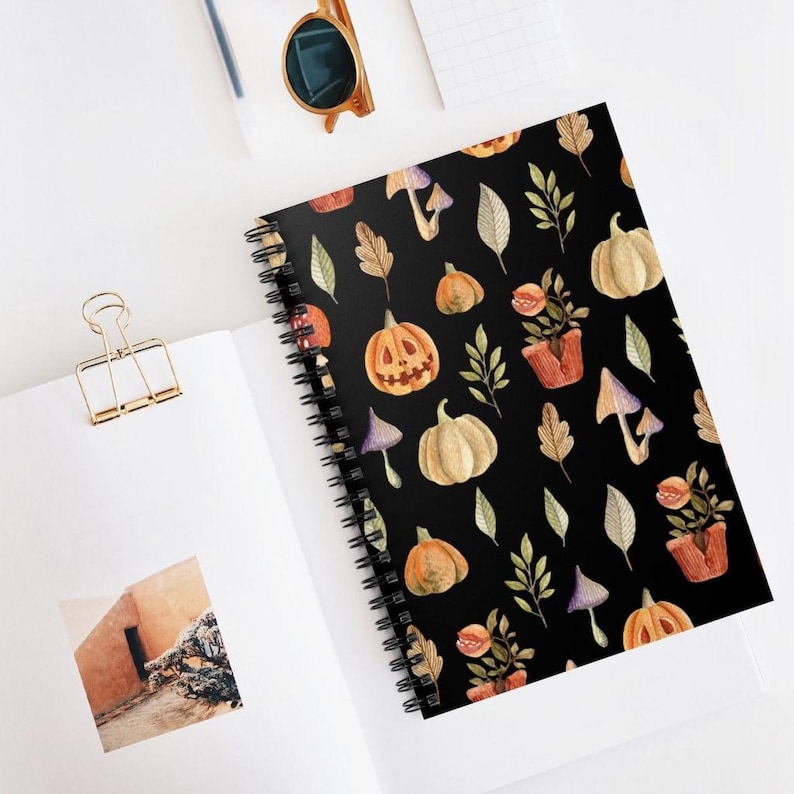 Halloween Spiralblock | Gothic Liniertes Journal, Schreibbegleiter im Vintage-Stil Bild 1