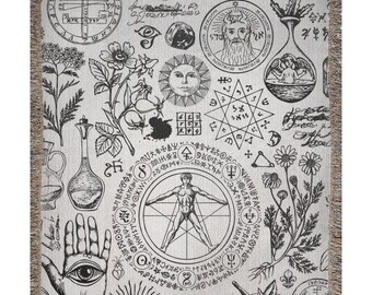 Puede incluir: Una manta tejida con fondo crema y dibujos en negro de símbolos ocultos, ilustraciones botánicas, una figura humana dentro de un pentagrama, una palma con un ojo, motivos solares y diversos diagramas alquímicos con texto manuscrito.