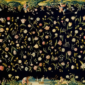 Puede incluir: Un tapiz negro con un dise&ntilde;o floral que presenta una variedad de flores en tonos de rosa, blanco y amarillo. Las flores est&aacute;n dispuestas en un patr&oacute;n aleatorio sobre un fondo negro. Tambi&eacute;n hay peque&ntilde;as figuras de personas en las esquinas del tapiz.