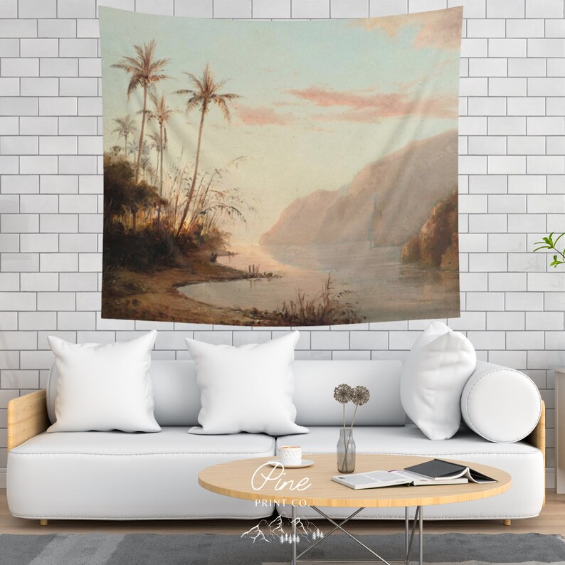 Peut inclure: Une tapisserie repr&eacute;sentant une peinture de paysage d'une rivi&egrave;re traversant une vall&eacute;e avec des palmiers au premier plan. Le ciel est d'un bleu doux avec des nuages roses. La peinture est de style vintage.