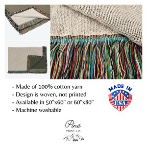 Puede incluir: Una manta de tejido de algod&oacute;n con flecos coloridos. La manta est&aacute; disponible en dos tama&ntilde;os: 50"x60" o 60"x80". Es lavable a m&aacute;quina y hecha en los Estados Unidos. El texto "Made in USA" est&aacute; en un escudo rojo, blanco y azul.