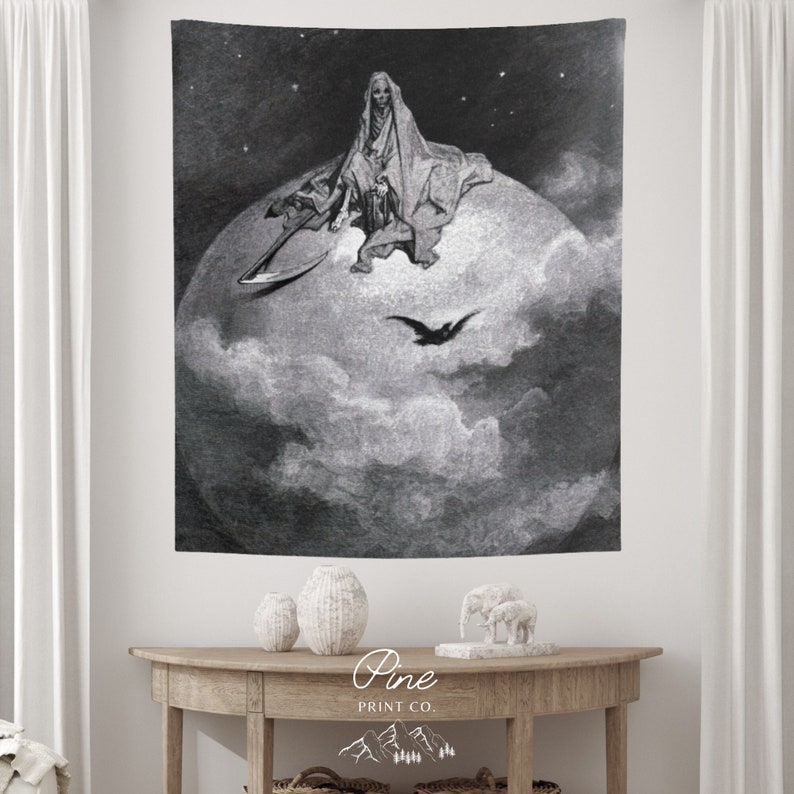 Pu&ograve; includere: Arazzo in bianco e nero con una figura scheletrica seduta su una luna crescente con un corvo che vola sopra. La figura indossa una tunica con cappuccio e tiene una lanterna. Lo sfondo &egrave; un cielo scuro con le stelle.